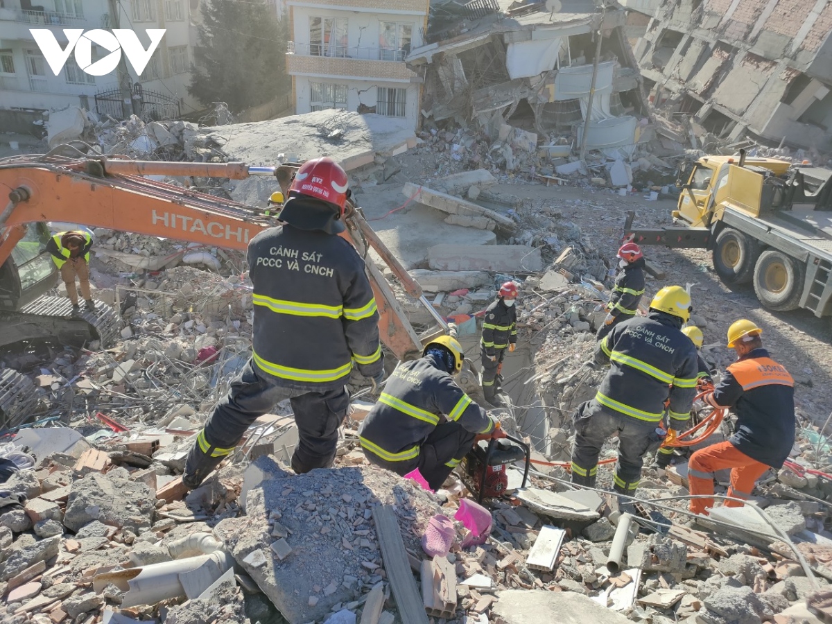 Các đội cứu hộ chạy đua với thời gian để tìm kiếm nạn nhân động đất Thổ Nhĩ Kỳ